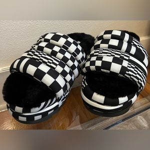 ✨ BNWOT - UGG Black & White Maxi Checks Puft Slide Sandals ✨